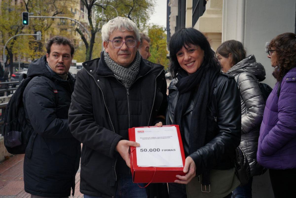 La secretaria general de CCOO de Industria momentos antes de entregar las firmas en la Delegacin del Gobierno
