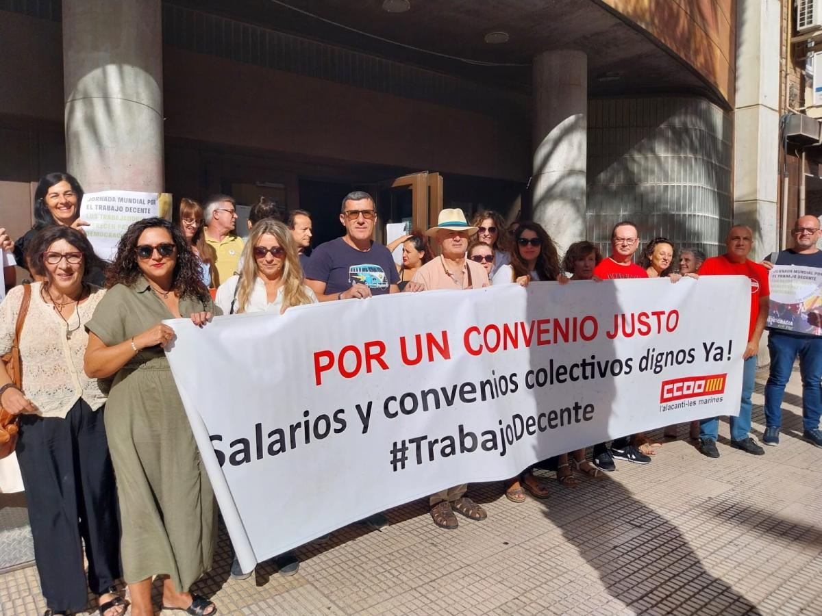 Concentraci pel treball decent, en la seu de CCOO a Alacant.