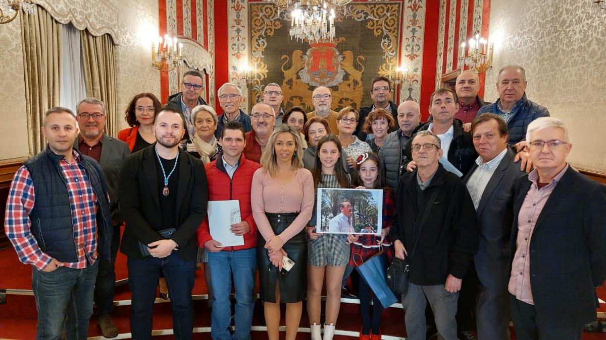 Foto de famlia de l'acte de lliurament de les distincions als sindicalistes Javier Cabo i Jos de la Casa -a ttol pstum- i al exentrenador de bsquet Pedro Ferrndiz -tamb a ttol pstum-.