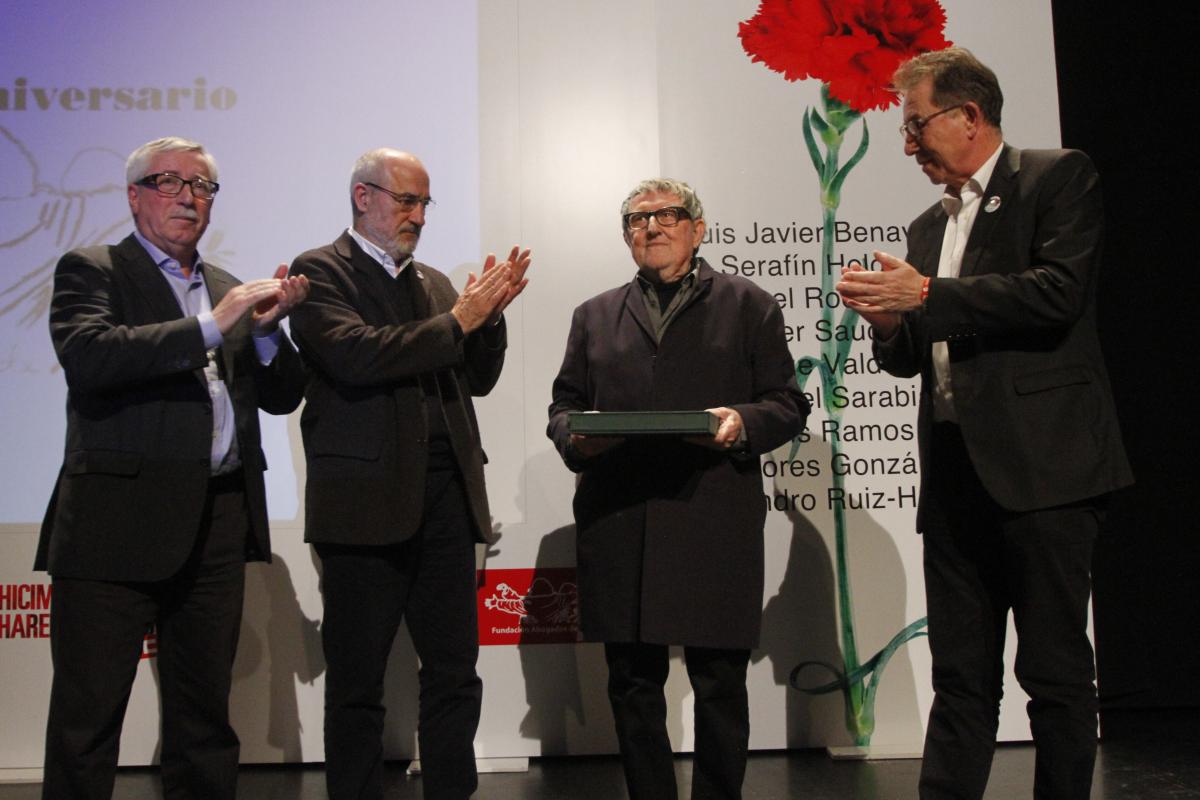 Juan Genovs recibiendo el Premio Abogados de Atocha en 2017