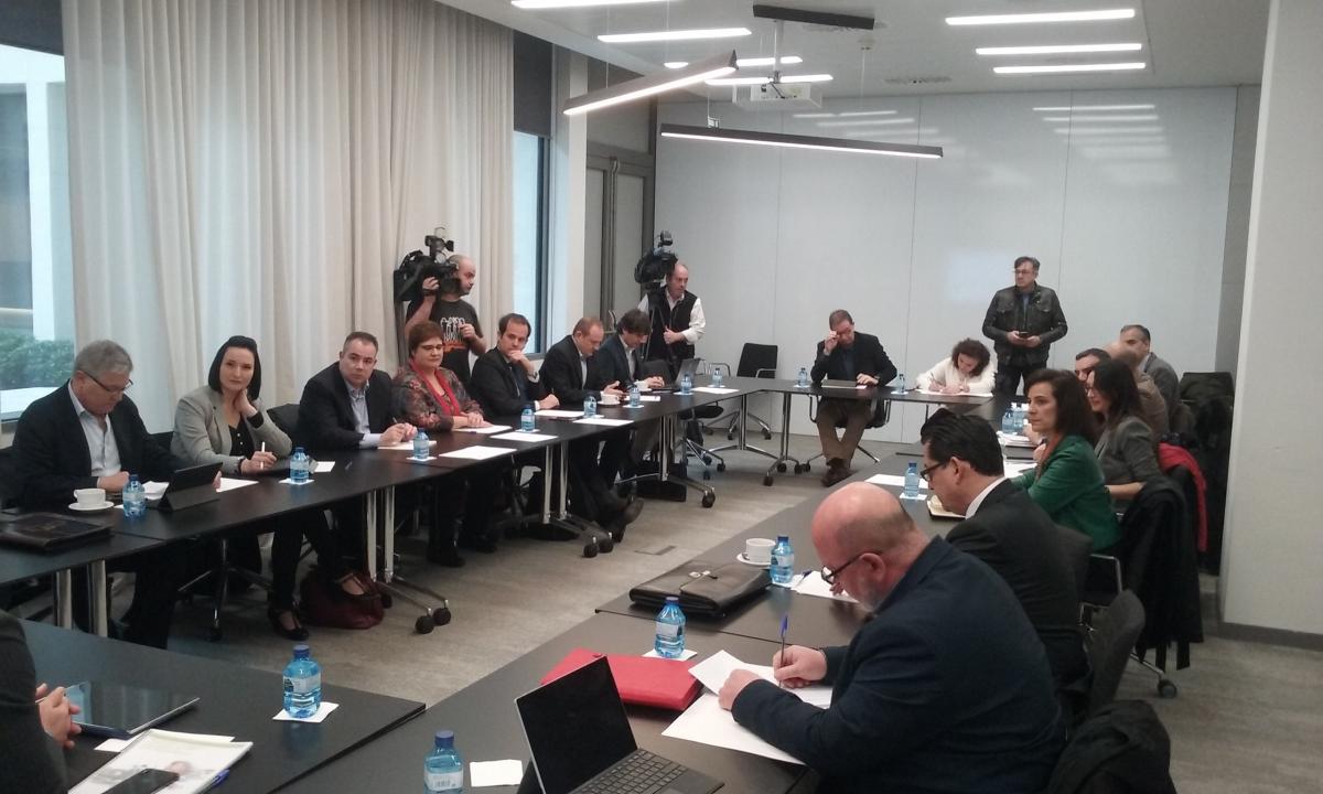 Jaime Cedrn y Eva Prez (al fondo), en la reunin en la sede de la Consejera de Empleo