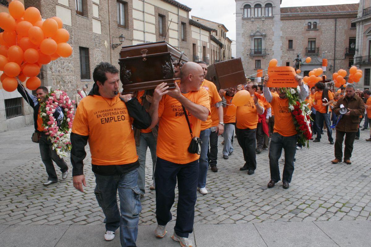 Protesta de la plantilla de la funeraria municipal (archivo)