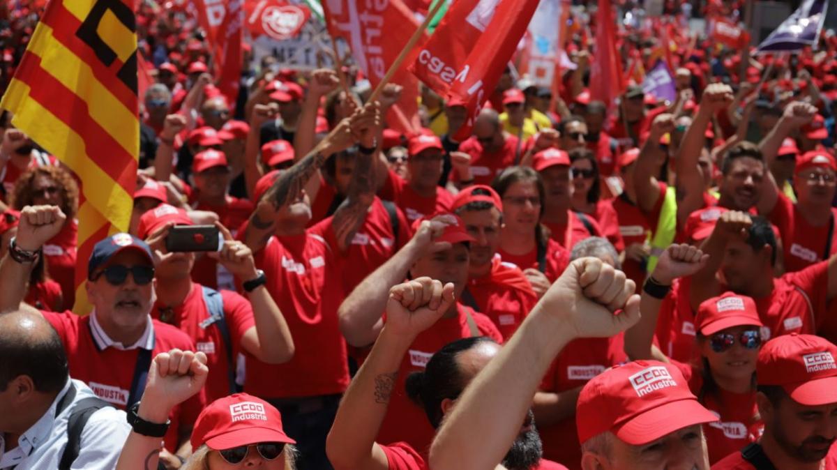 Concentracin en los alrededores del Congreso tras la manifestacin por el Paseo del Prado