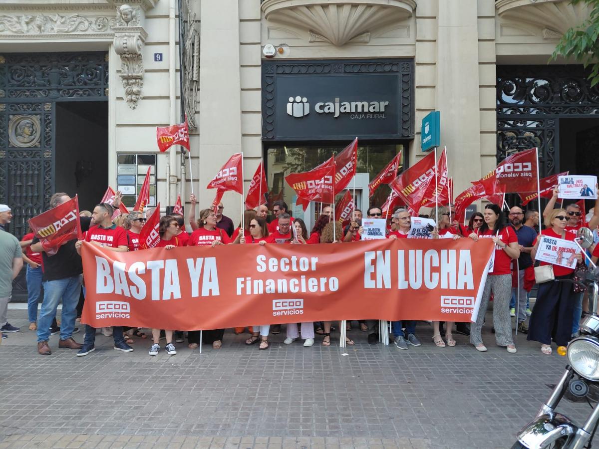 Concentración ante las oficinas de Cajamar en Valencia