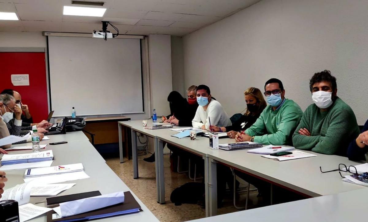 Foto de la anterior reunin de la mesa negociadora del convenio colectivo de industrias del calzado celebrada el 22 de marzo (imagen de archivo)