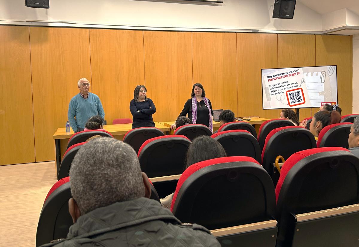 Ventura Montalbán, María Vázquez e Isabel Barrajón en una de las asambleas