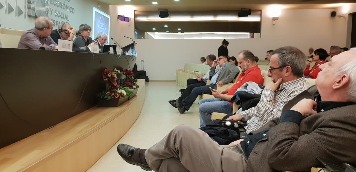 Pblico y ponentes de la segunda mesa de debate