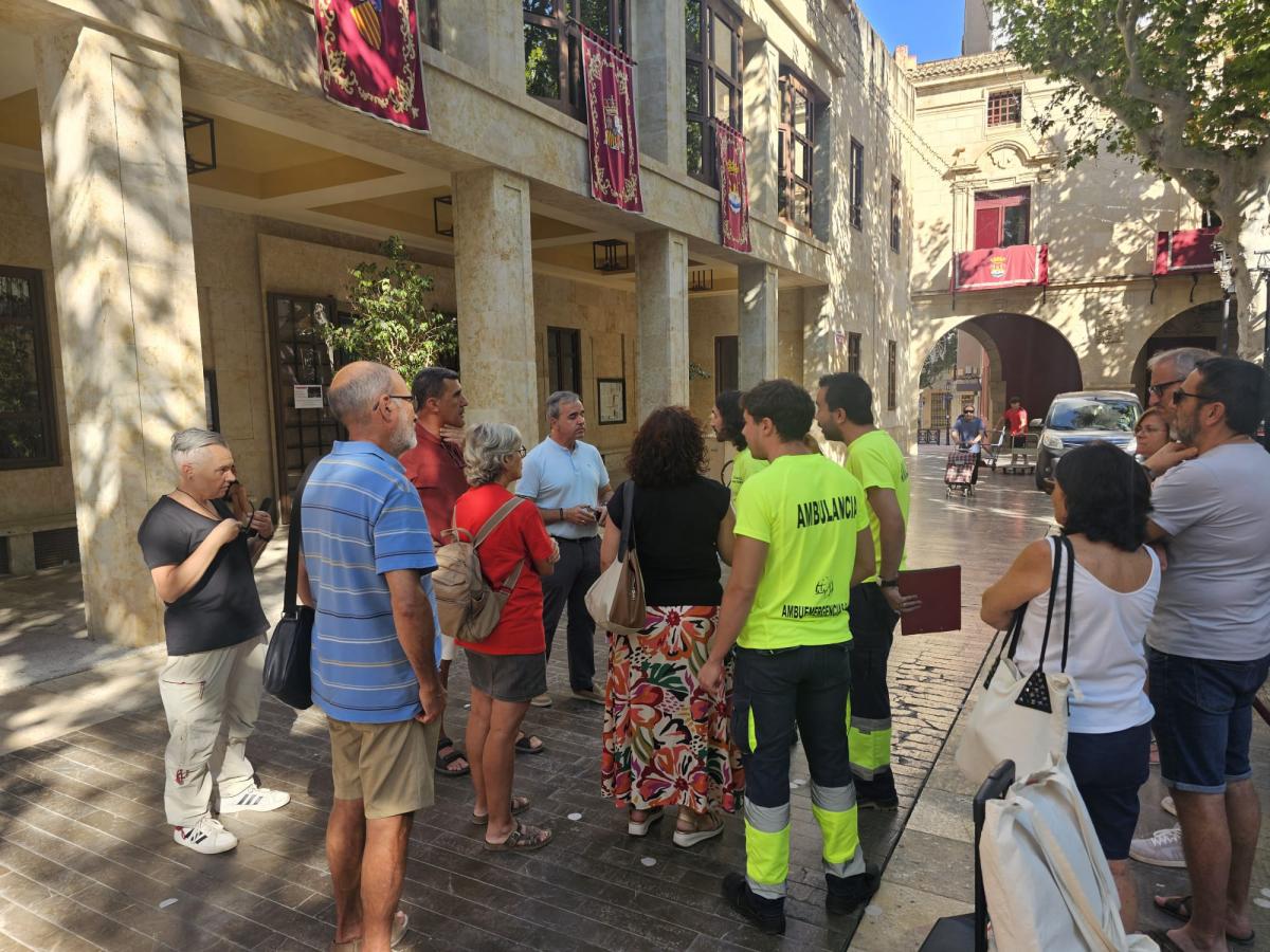 Concentración en la plaza del Ayuntamiento de Aspe, con el personal del servicio municipal de emergencias.