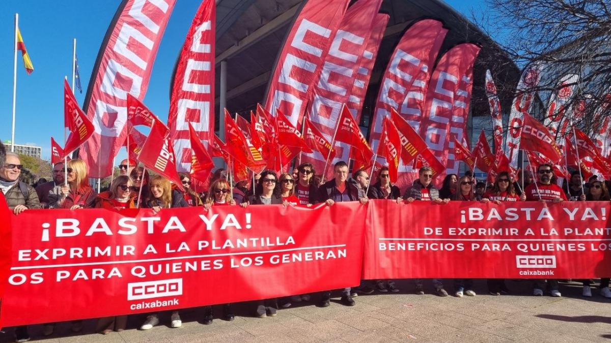 Concentración de la plantilla de Caixabank, hoy en Valencia, coincidiendo con la celebración de la Junta General de Accionistas.