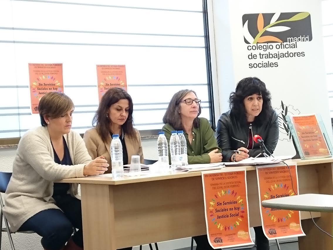 Rueda de prensa en el Colegio de Trabajadores Sociales. A la derecha, Ana Gonzlez