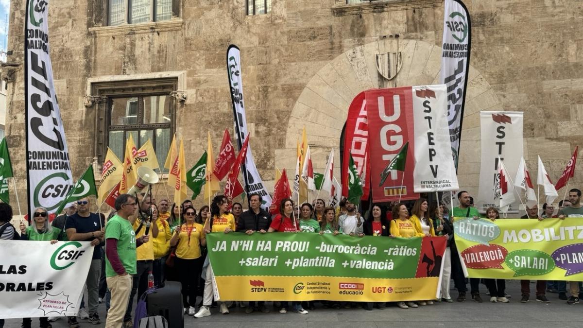 Concentració davant del Palau dels sindicats convocants de la Vaga 11M