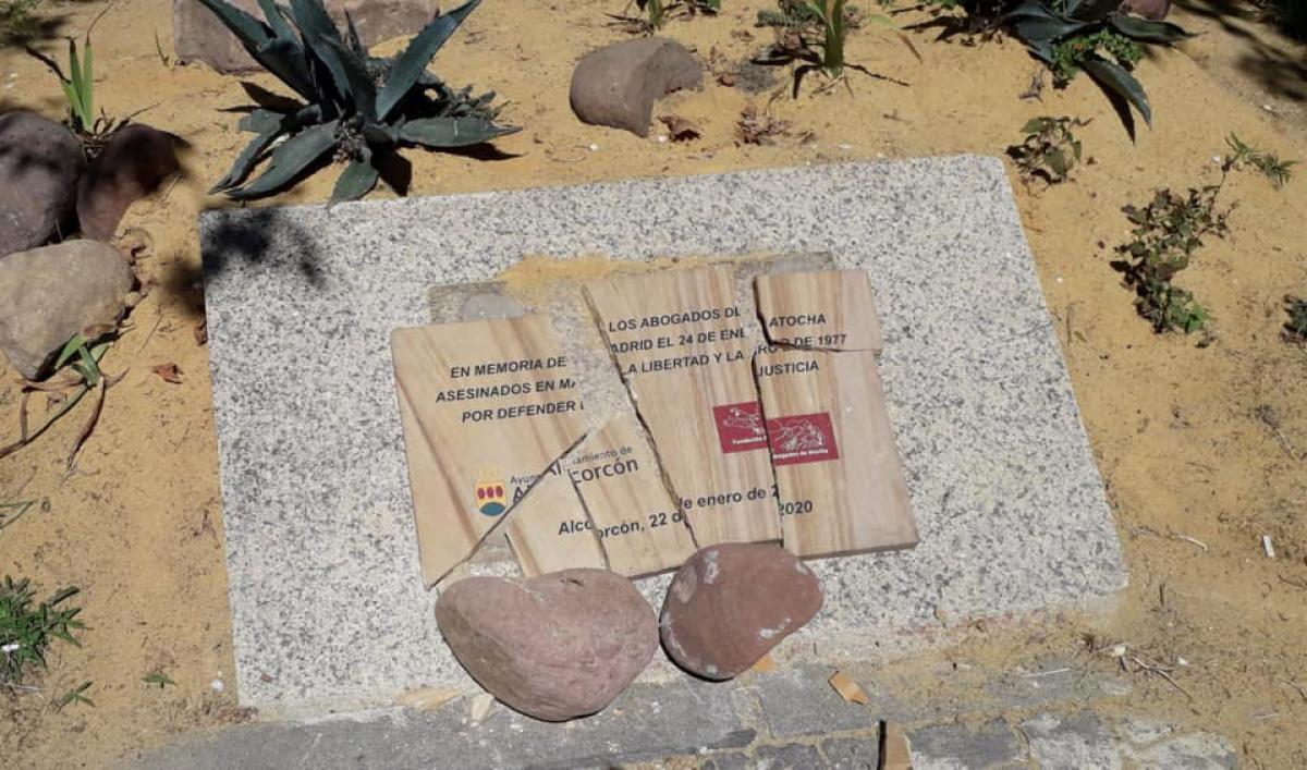 Placa destruida (Ayto de Alcorcn)