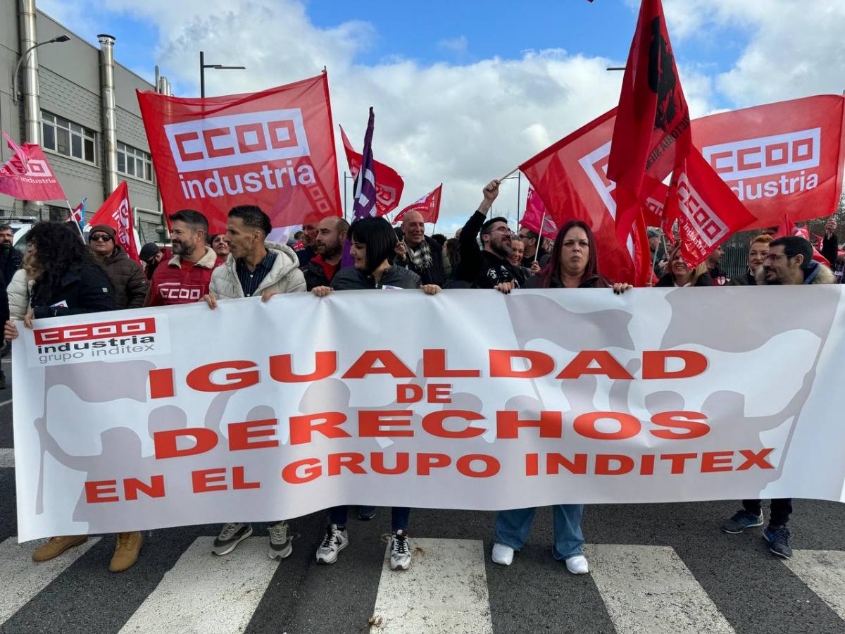 Concentracin de CCOO ante la sede de Inditex