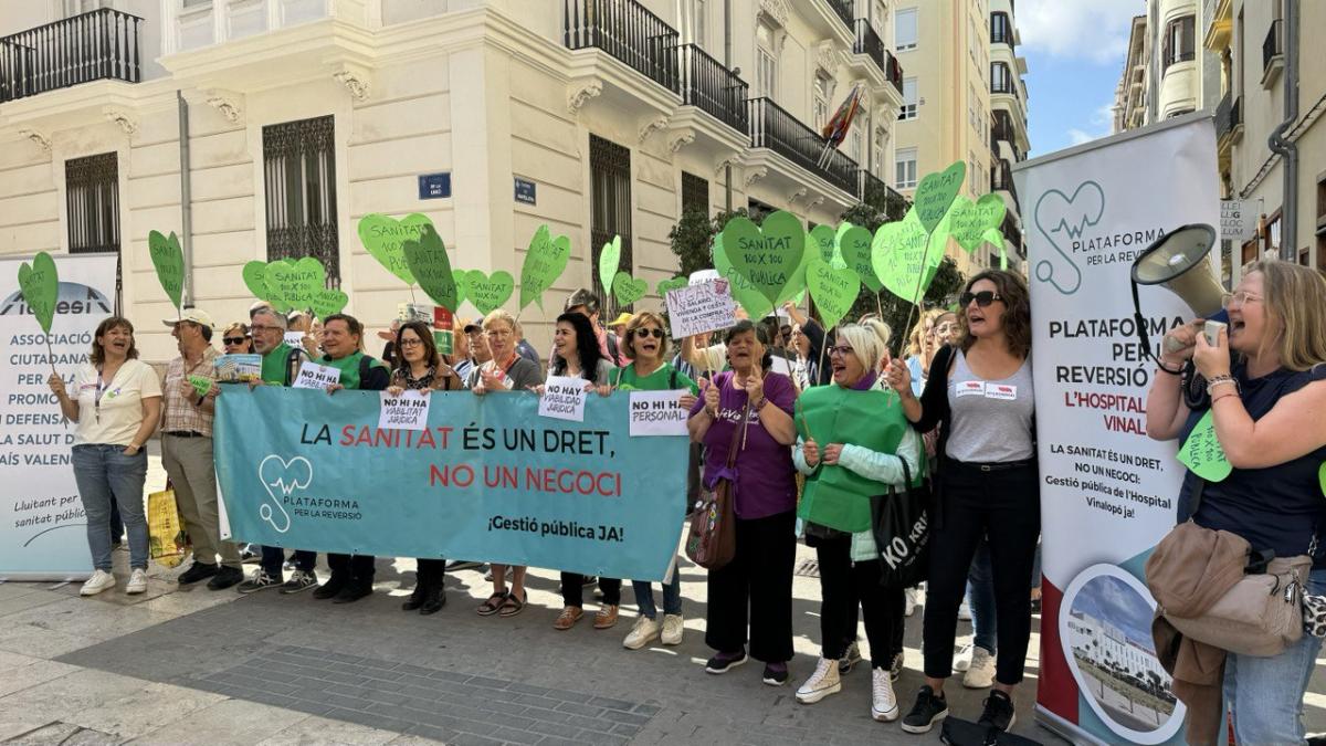 Momento de la protesta realizada ante les Corts Valencianes