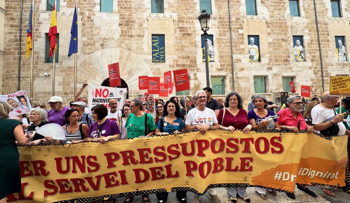 Concentració de les entitats socials i sindicats, davant les Corts Valencianes, per a exigir uns pressupostos al servei del poble.