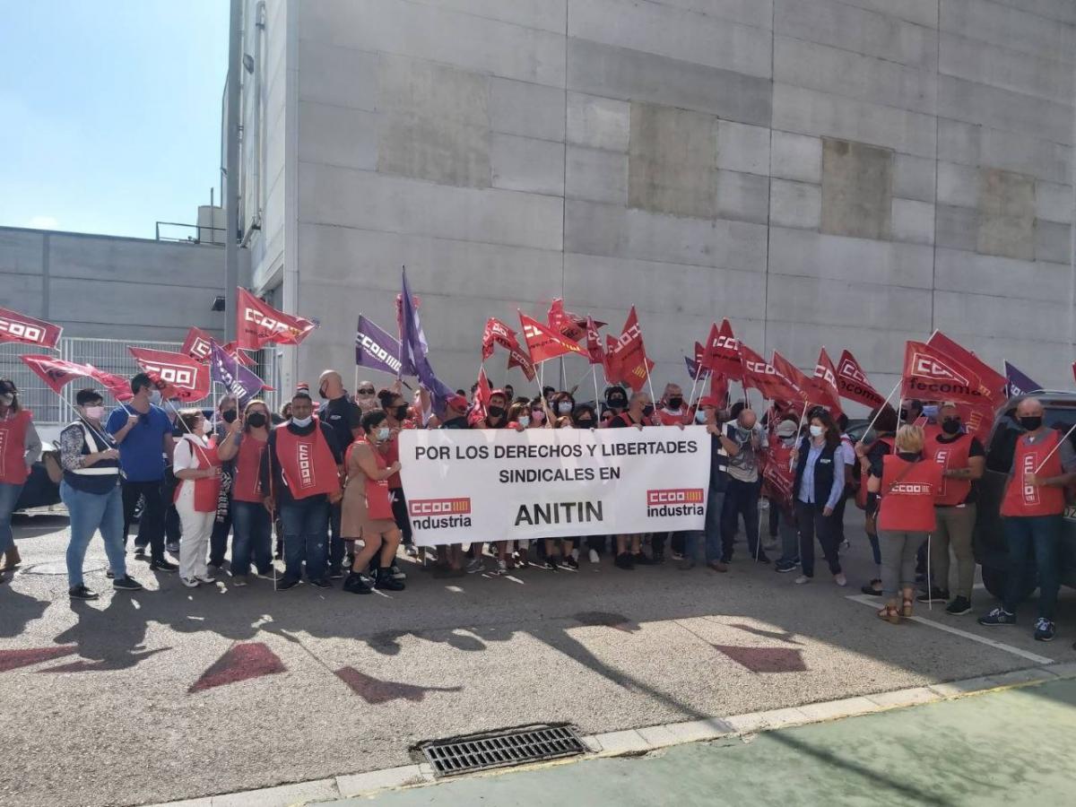 Concentració davant l'empresa de Carlet contra les pràctiques antisindicals