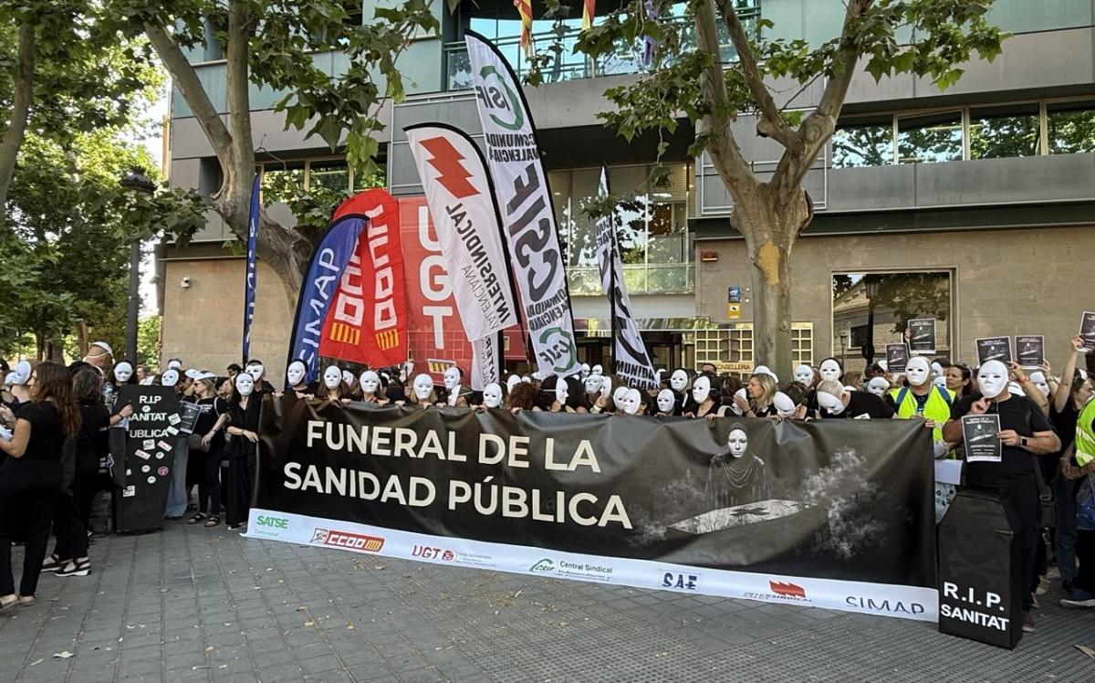 Concentración ante Conselleria de Sanitat