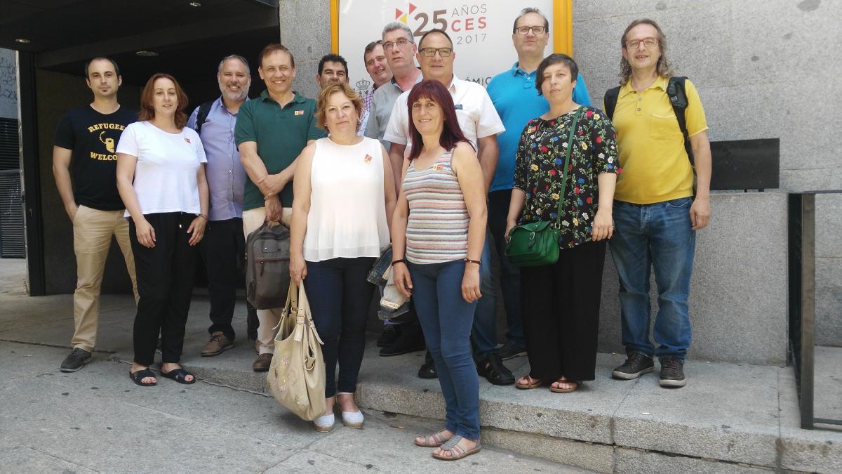 Parte de las compaeras y compaeros que han negociado el nuevo convenio rodeados de tres miembros de la ejecutiva de CCOO de Industria