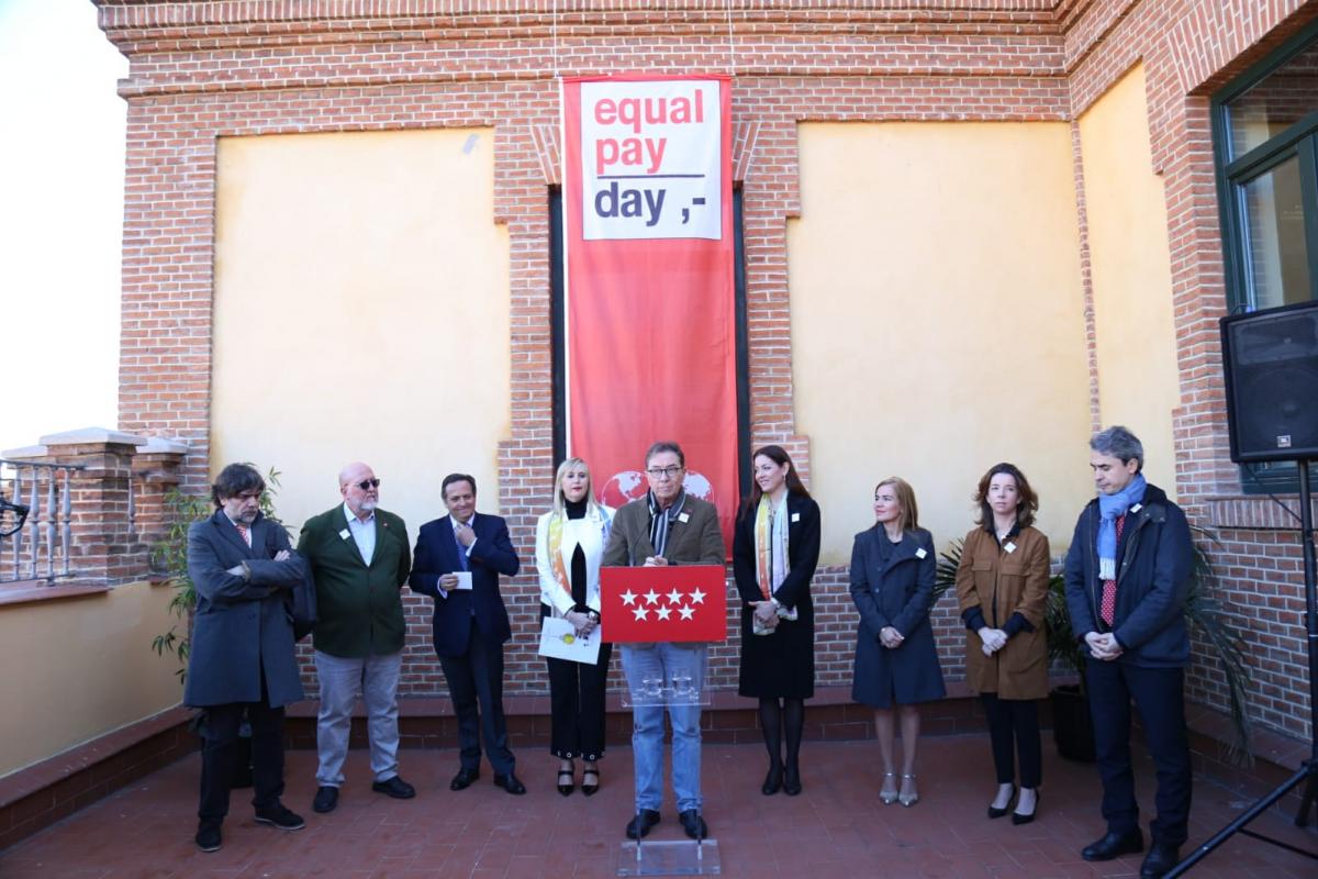 CCOO en el izados de la bandera por la igualdad salarial
