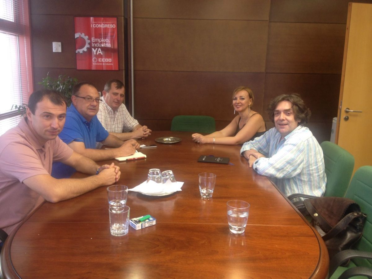 A la derecha, parte del equipo de UATAE que acudi a la reunin con CCOO de Industria