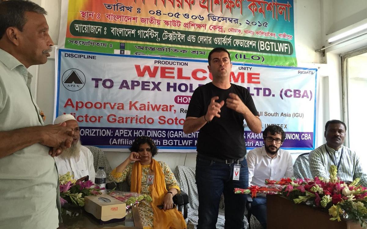 En el centro de la imagen, Vctor Garrido en Bangladesh