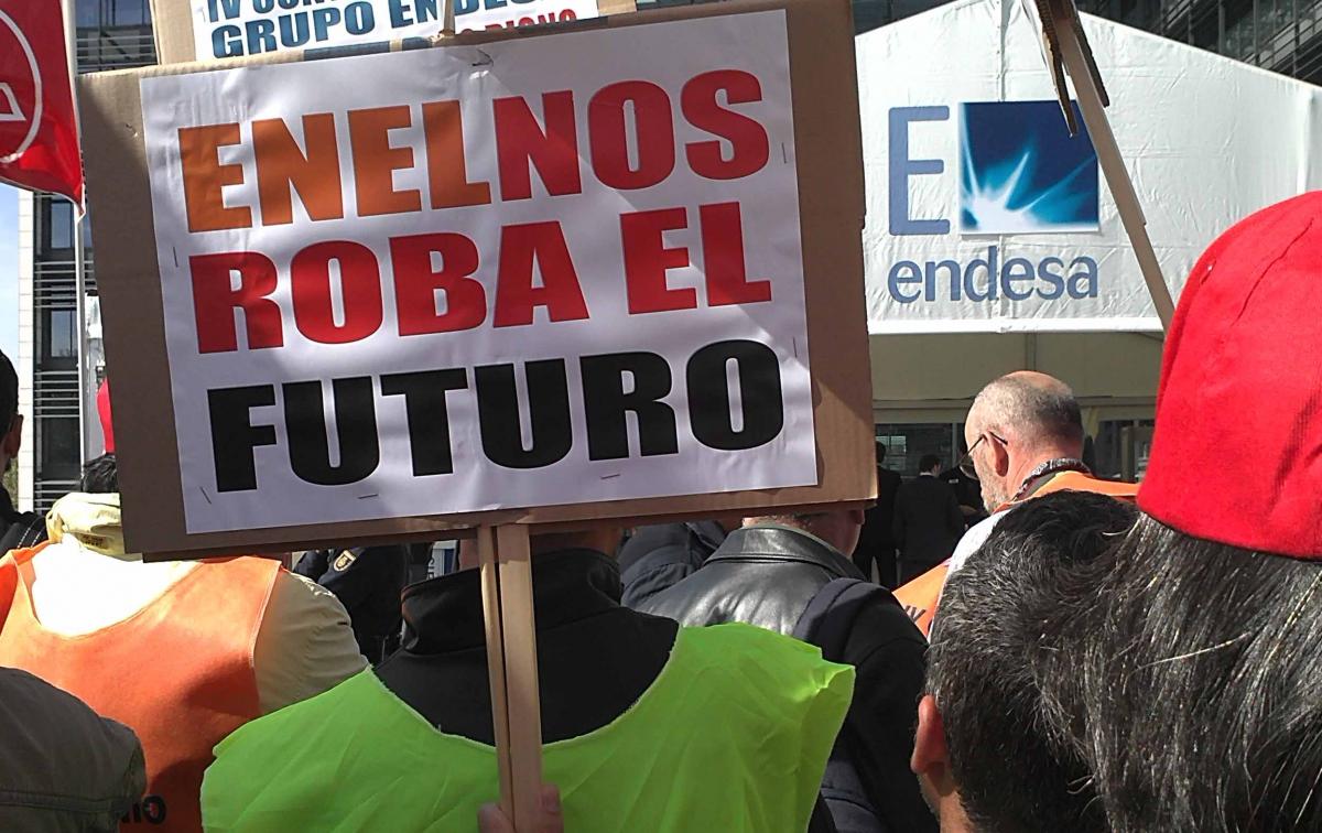 Concentracin ante la sede de Endesa en Madrid durante la negociacin del IV Convenio Marco