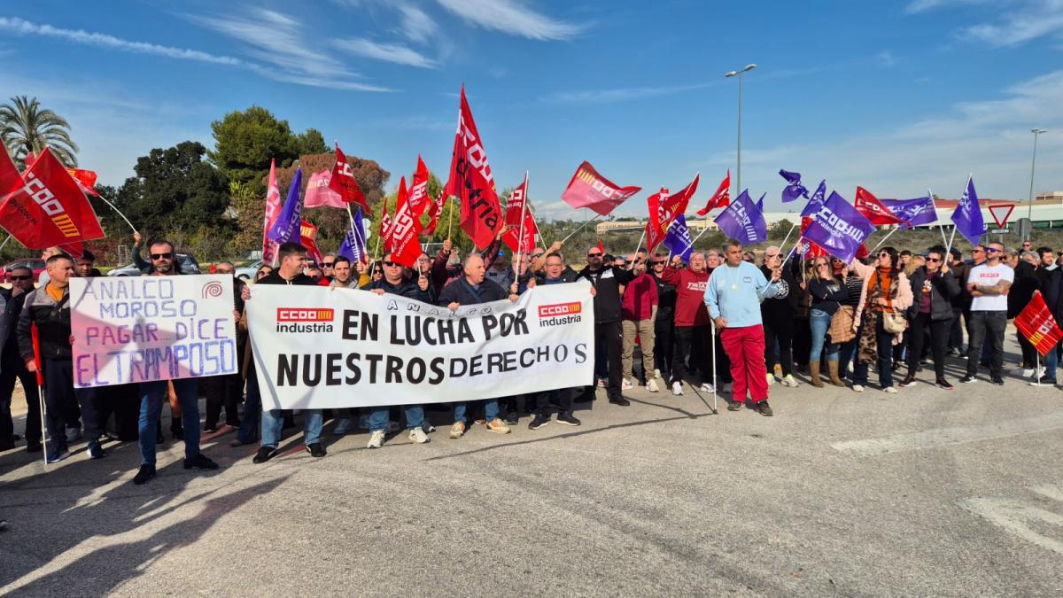 Concentración ante la sede de Analco en Elche.