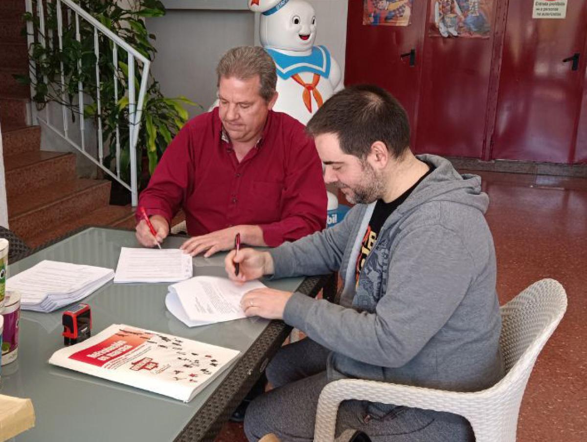 Durant la signatura de l'acord en l'empresa Playmobil.
