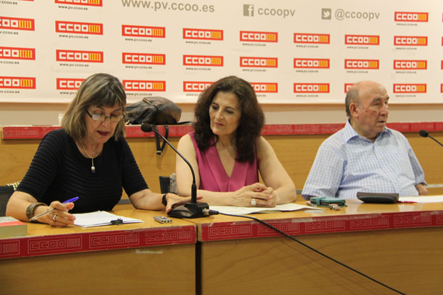 Lola Ban, en el centre, en el Seminari d'economia i poltica de CCOO PV.
