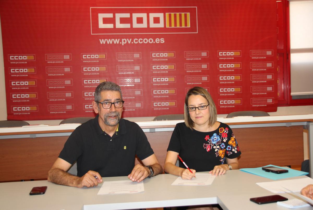Javier Velasco (DMD-CV) i Ana Belén Montero (CCOO PV) signen l'acord.