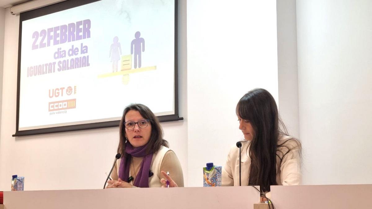 Empar Pablo (esq.), secretària de Dones i Igualtat de CCOO PV, en la presentació de l'informe sobre bretxa salarial de gènere al País Valencià.