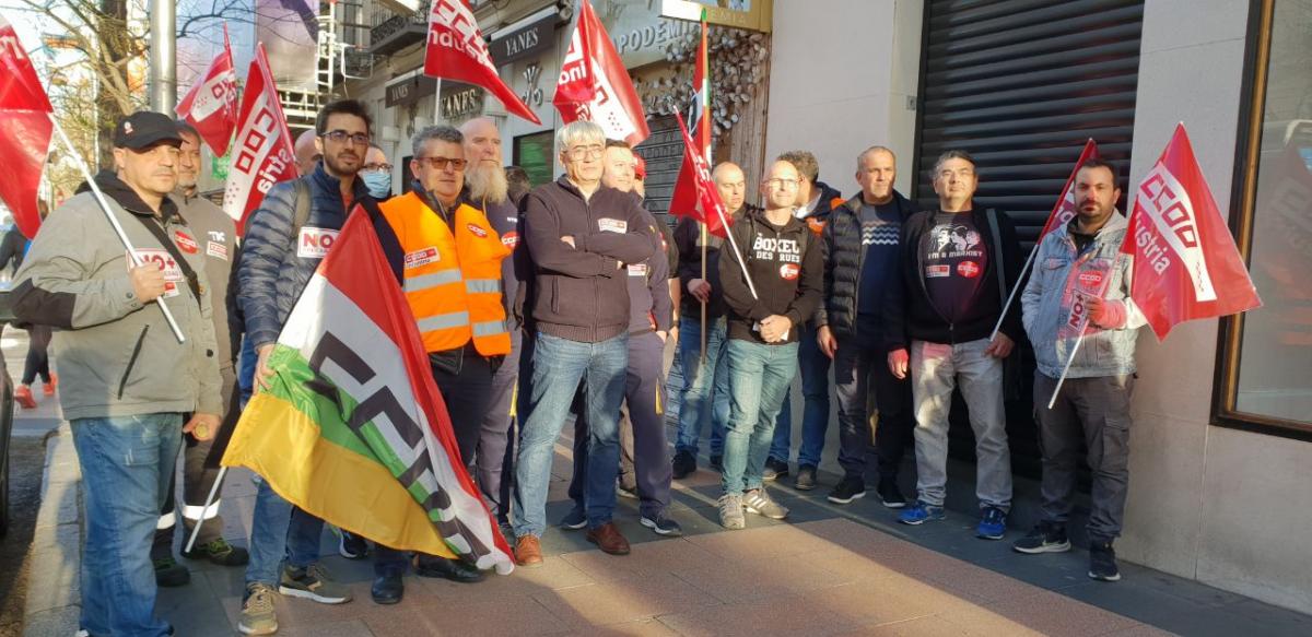 Delegados del sector de la elevacin en el exterior de la Audiencia Nacional