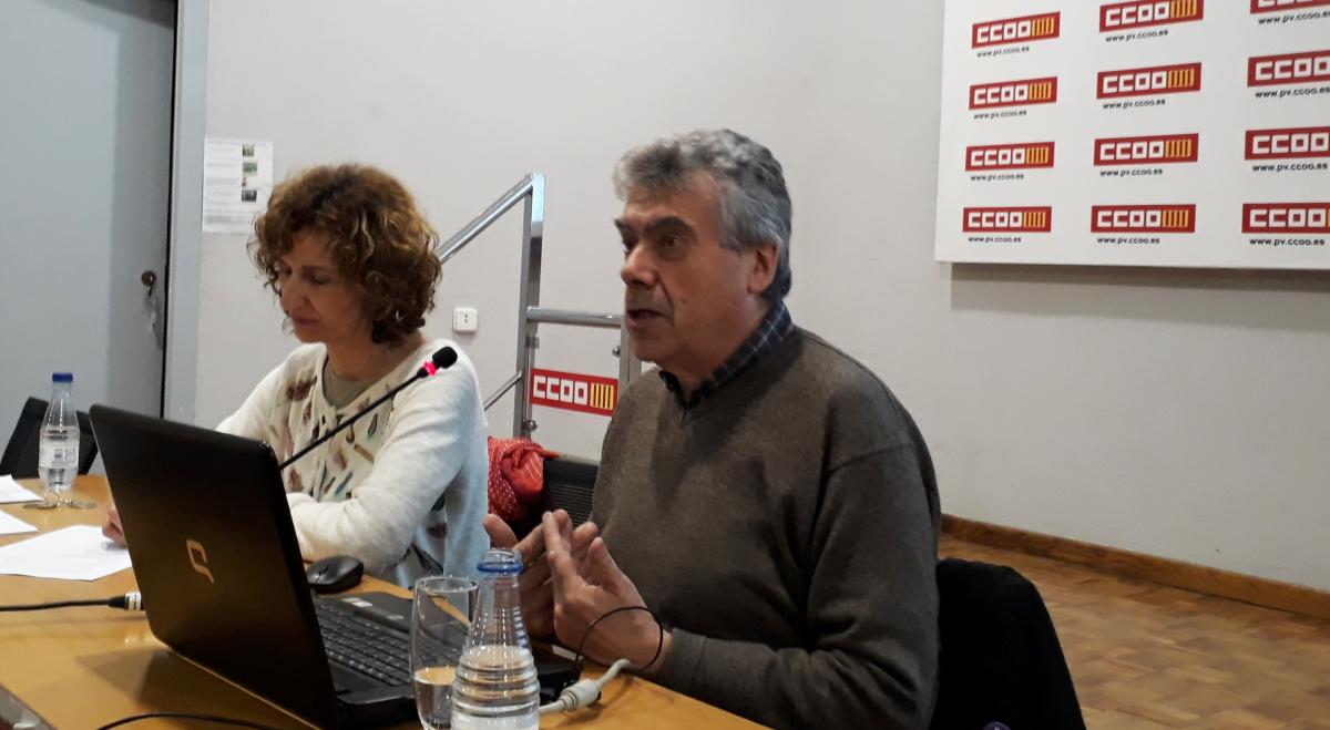 La secretria de Formaci Sindical de CCOO PV, Inma Martnez, junt al ponent Albert Recio.