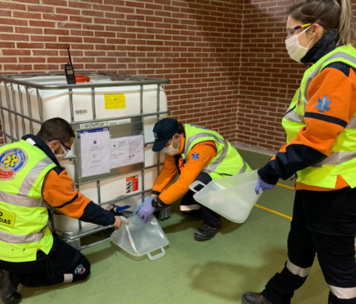 El SAMUR recoge el gel que se elabora en Beiersdorf Tres Cantos