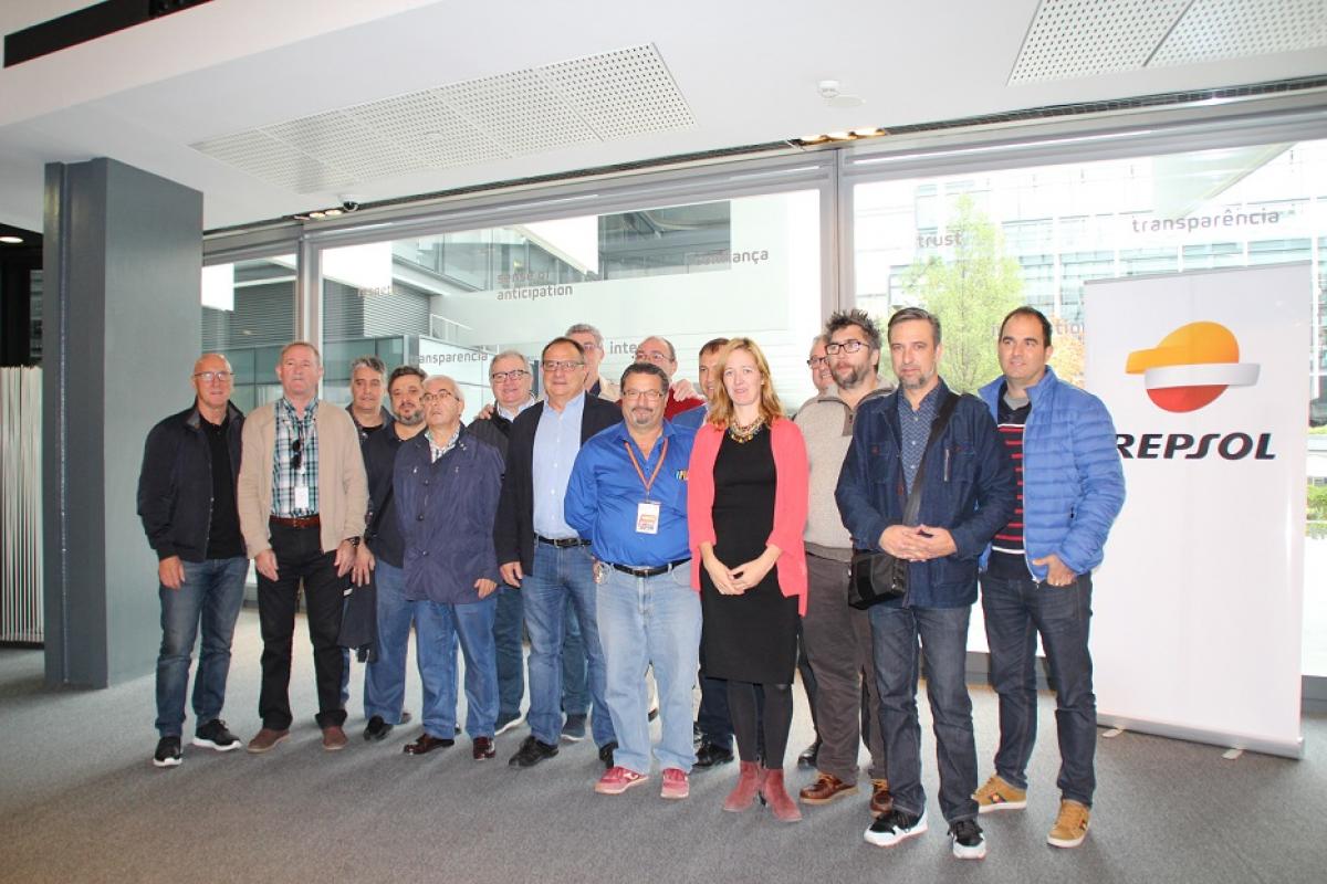 Hombres y mujeres de CCOO en el Grupo Repsol junto a una delegacin de CCOO de Industria