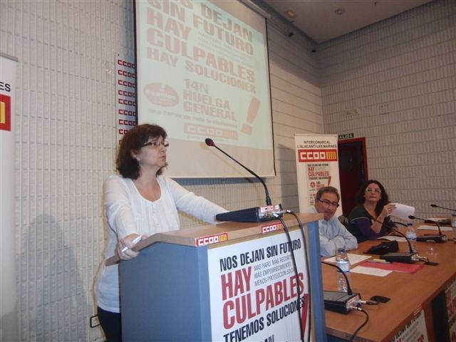 Paloma Lpez, junto a Paco Molina y Consuelo Navarro, hoy, durante la asamblea de Alicante. 