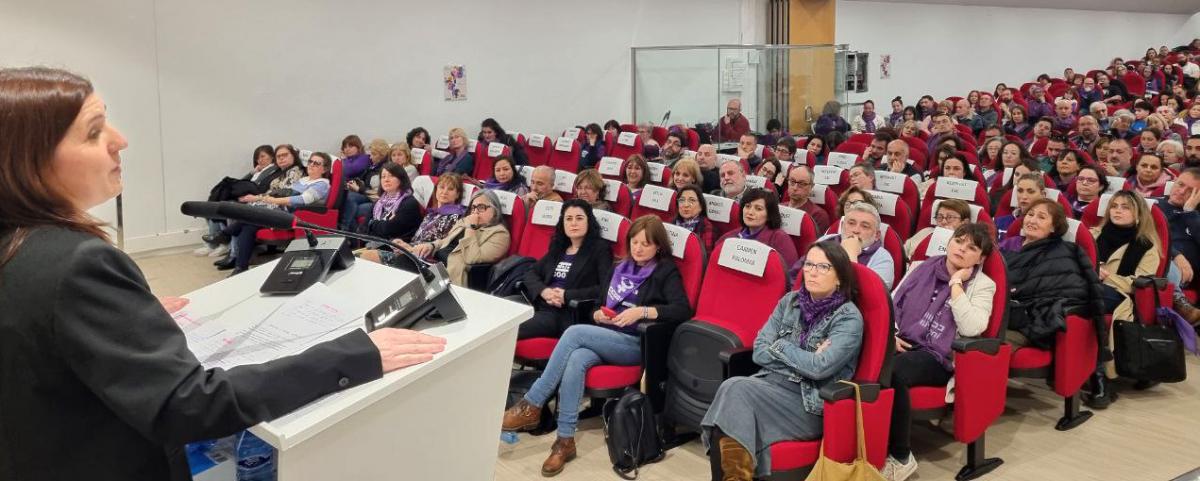 Cloti Iborra es dirigeix a l'assemblea