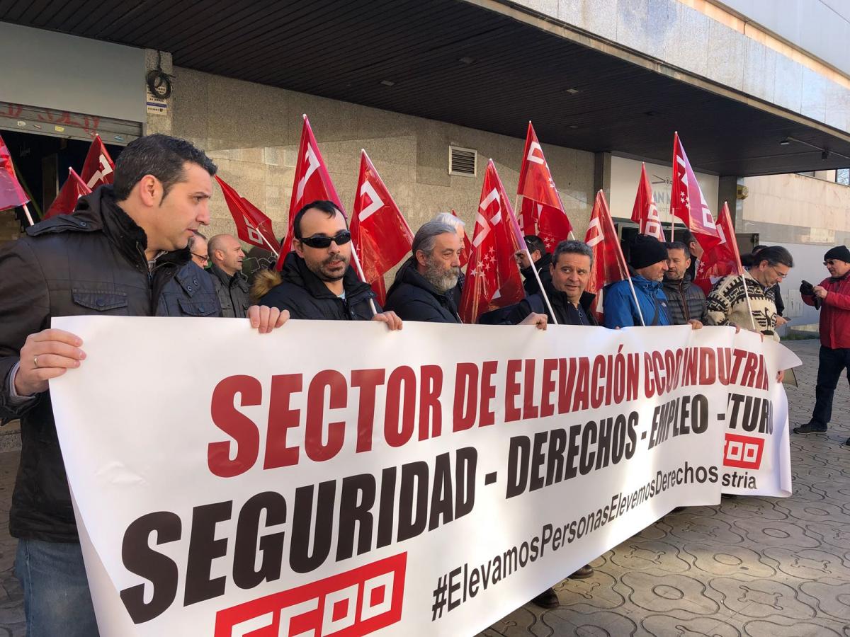 Concentracin ante la sede de Duplex Ascensores en Madrid