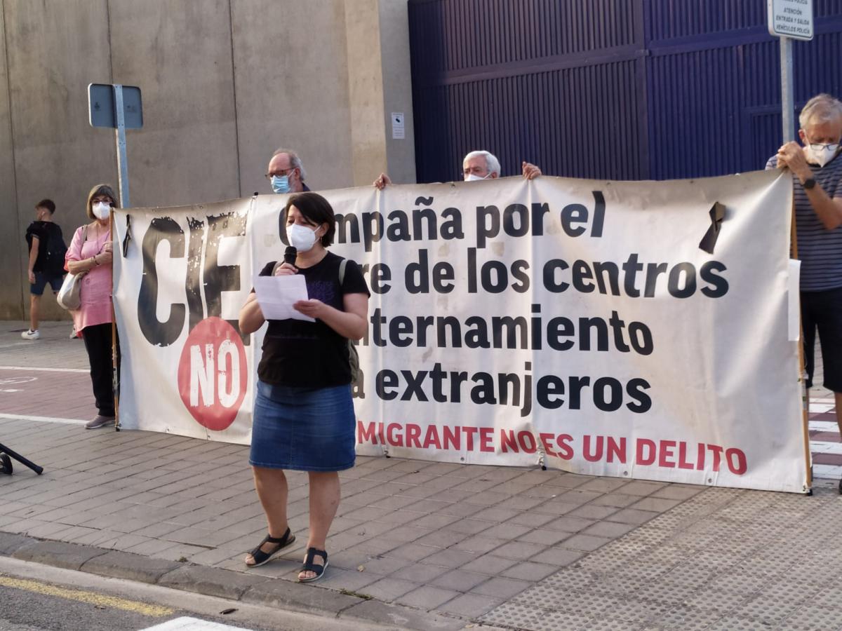 Isabel Barrajón, secretària de Migracions de CCOO PV, intervé davant la porta blavaa del CIE de Sapadors.