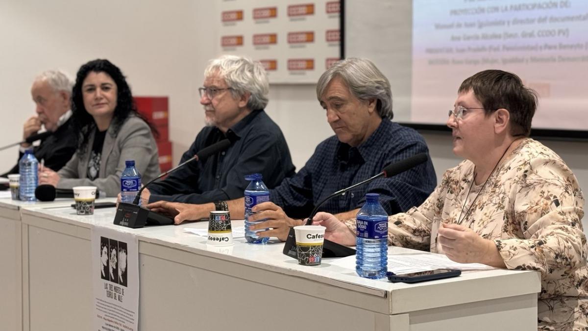 Rosa Ganga presenta als convidats al col·loqui