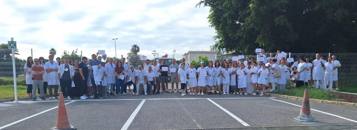 Concentració dels treballadors i de les treballadores enfront de l'entrada de l'empresa.