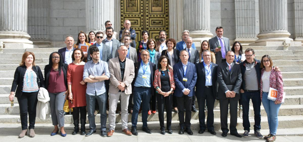 Membres de la Comissió per un Finançament Just, amb representants polítics valencians al Congrés.