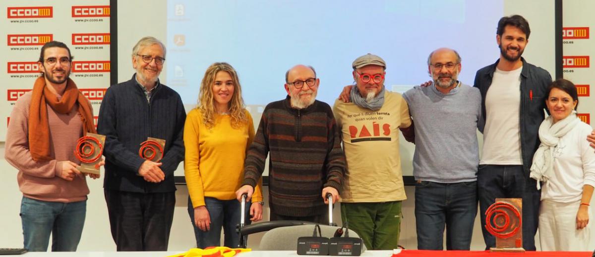Guanyadors dels premis Mar Granell amb l'escriptor, la responsable de l'OPUV, Purn Morant i el secretari de Cultura, Santi Mateu