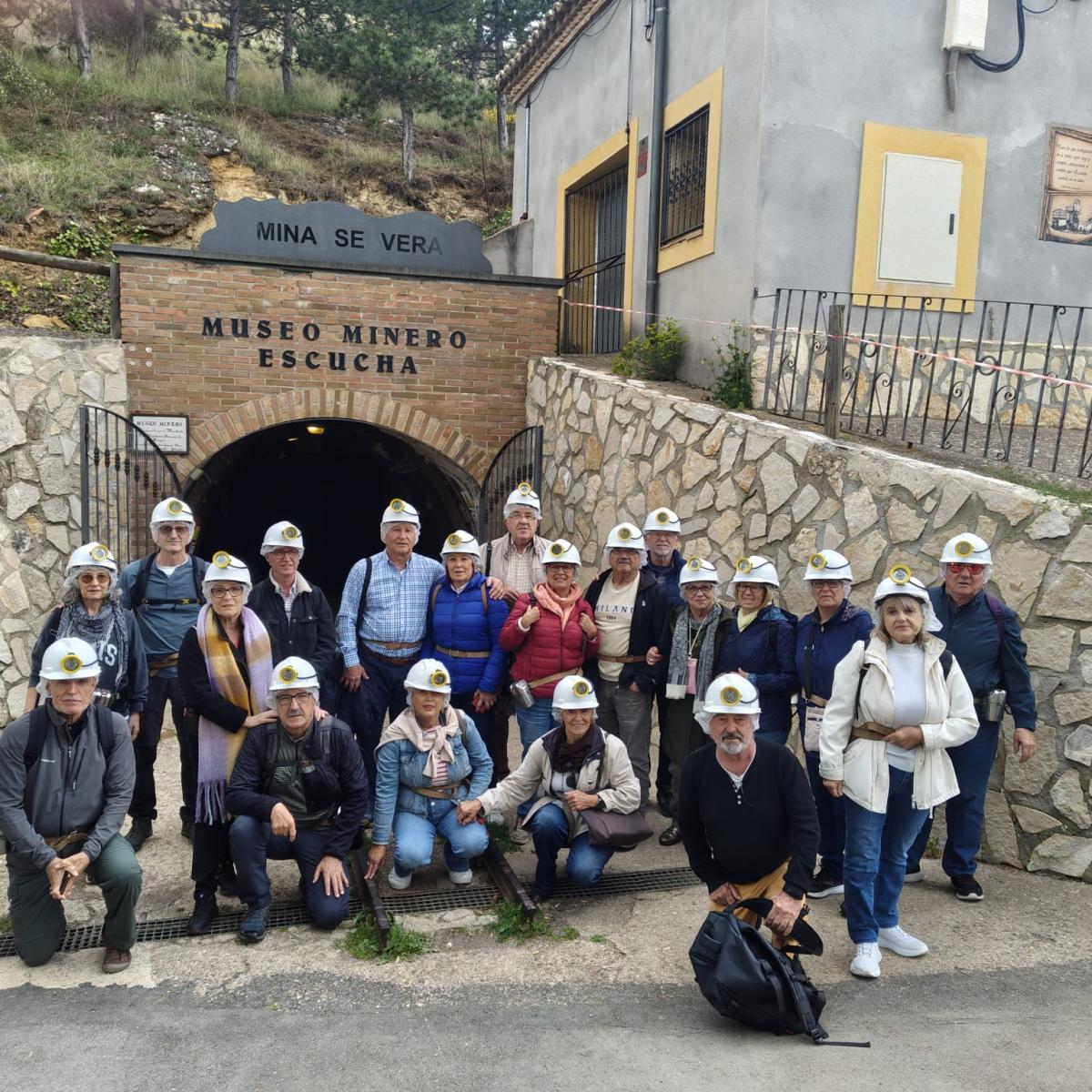 Participantes en la entrada de la mina.