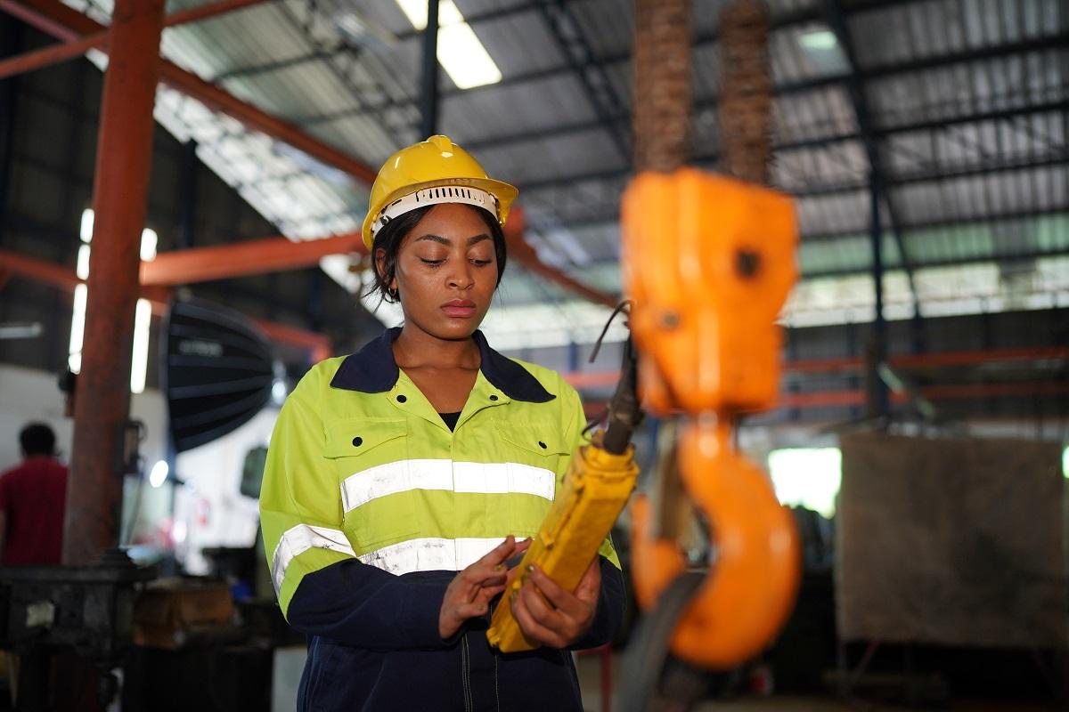 El 11,2% de las mujeres asalariadas en la industria tienen contrato temporal