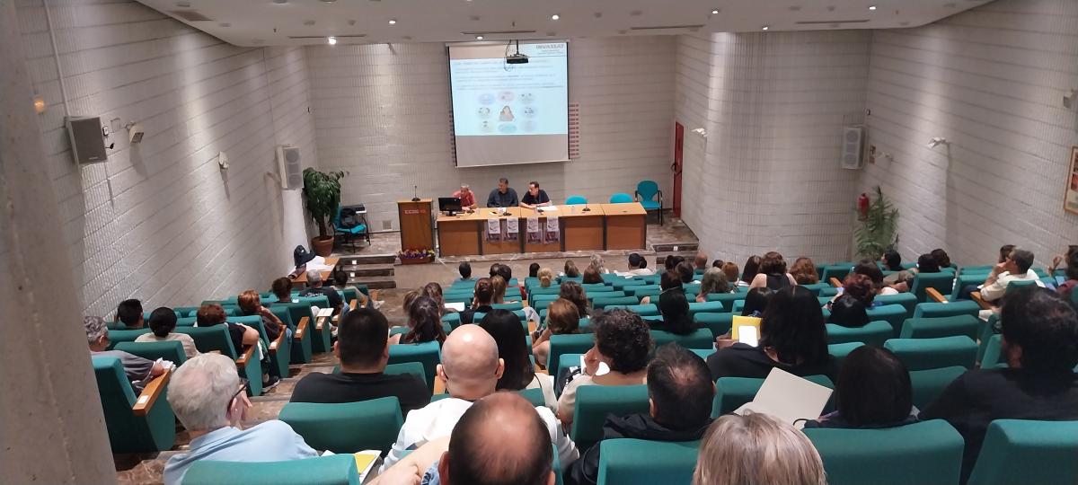 Asamblea por el trabajo decente, en el salón de actos de CCOO l'Alacantí- les Marines, en Alicante.