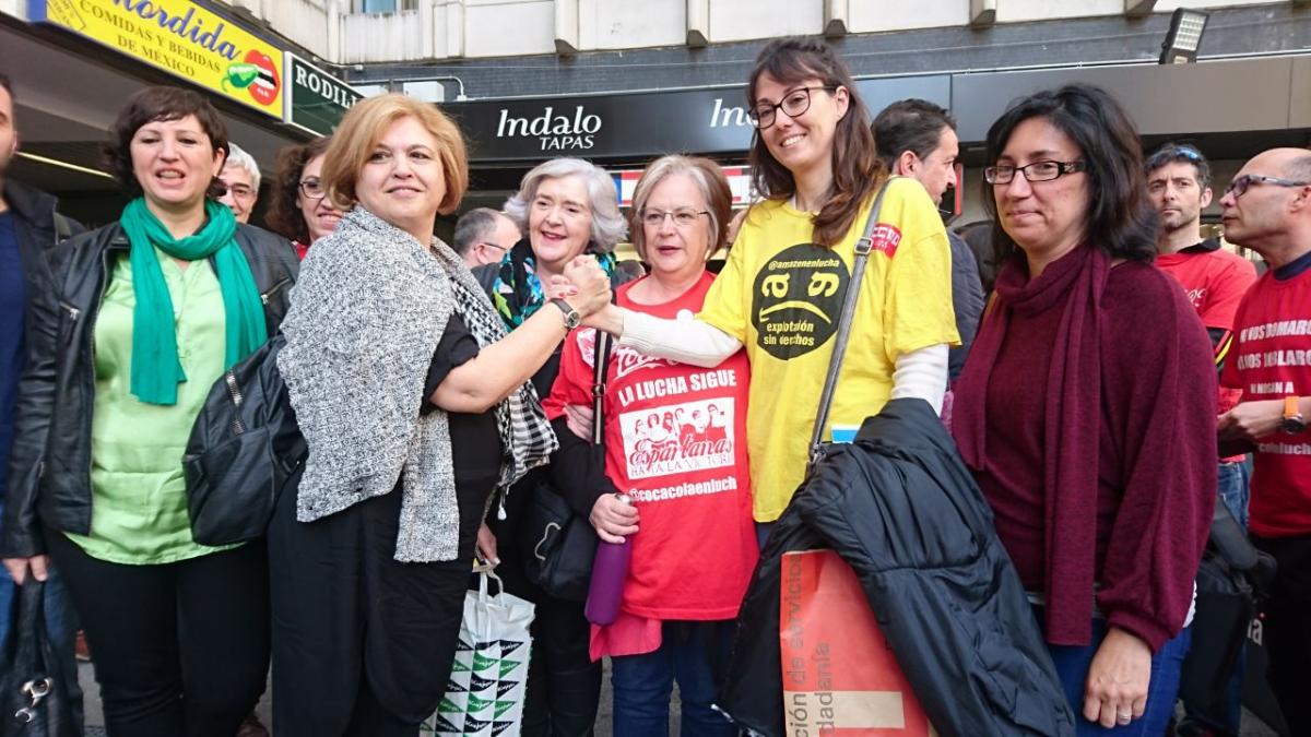 Un nutrido grupo de sindicalistas acompa a Mercedes a la puerta del juzgado