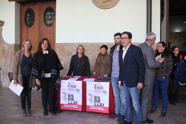 Representantes de los partidos polticos ante la mesa de firmas 