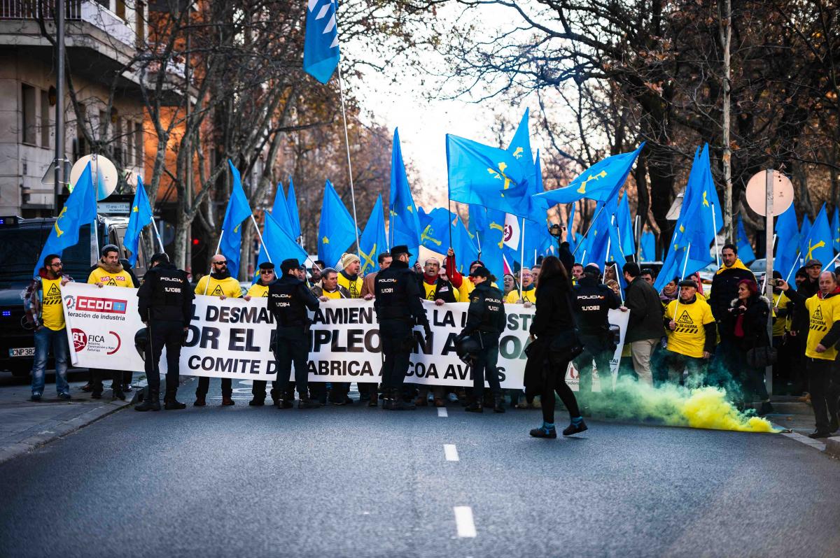 Concentracin ante el Ministerio de Industria contra el cierre de Alcoa