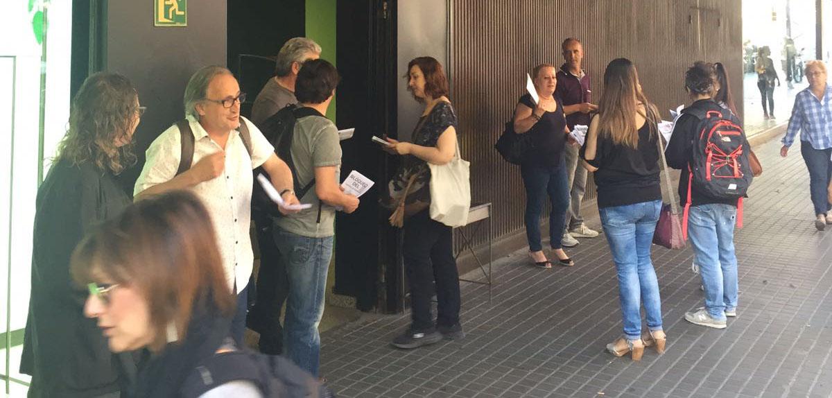 Reparto de informacin a las demostradoras de El Corte Ingls en mayo